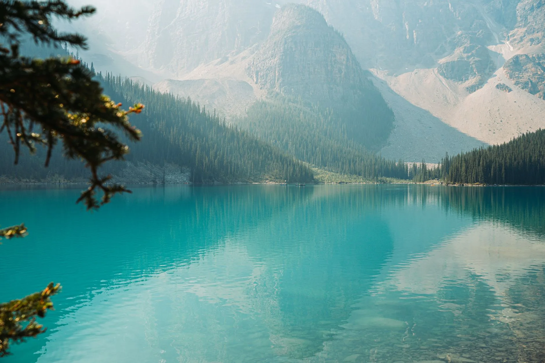 Montagnes et lac des Rocheuses canadiennes près de Banff et Jasper