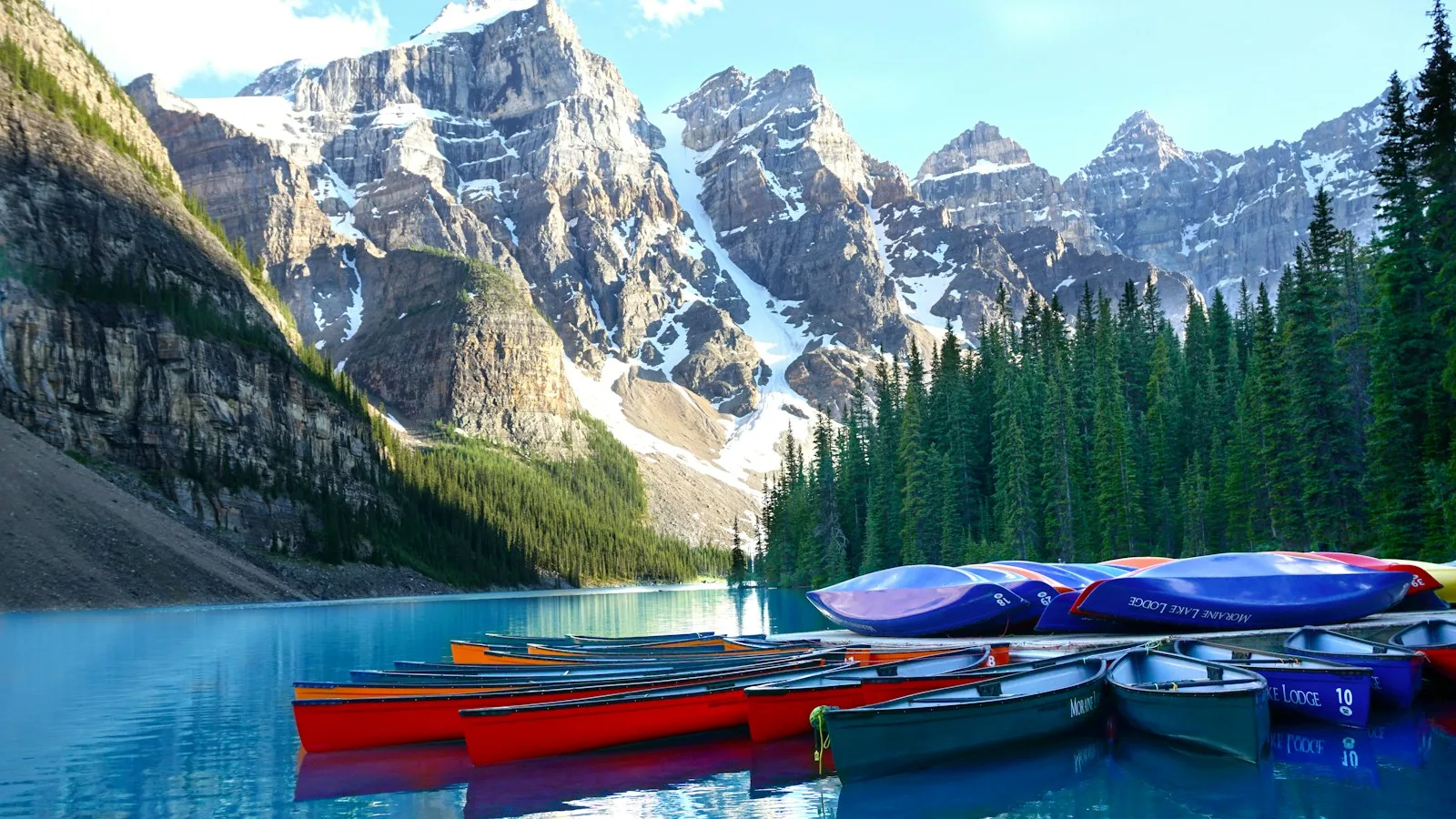 Canots colorés sur un lac de montagne dans les Rocheuses canadiennes