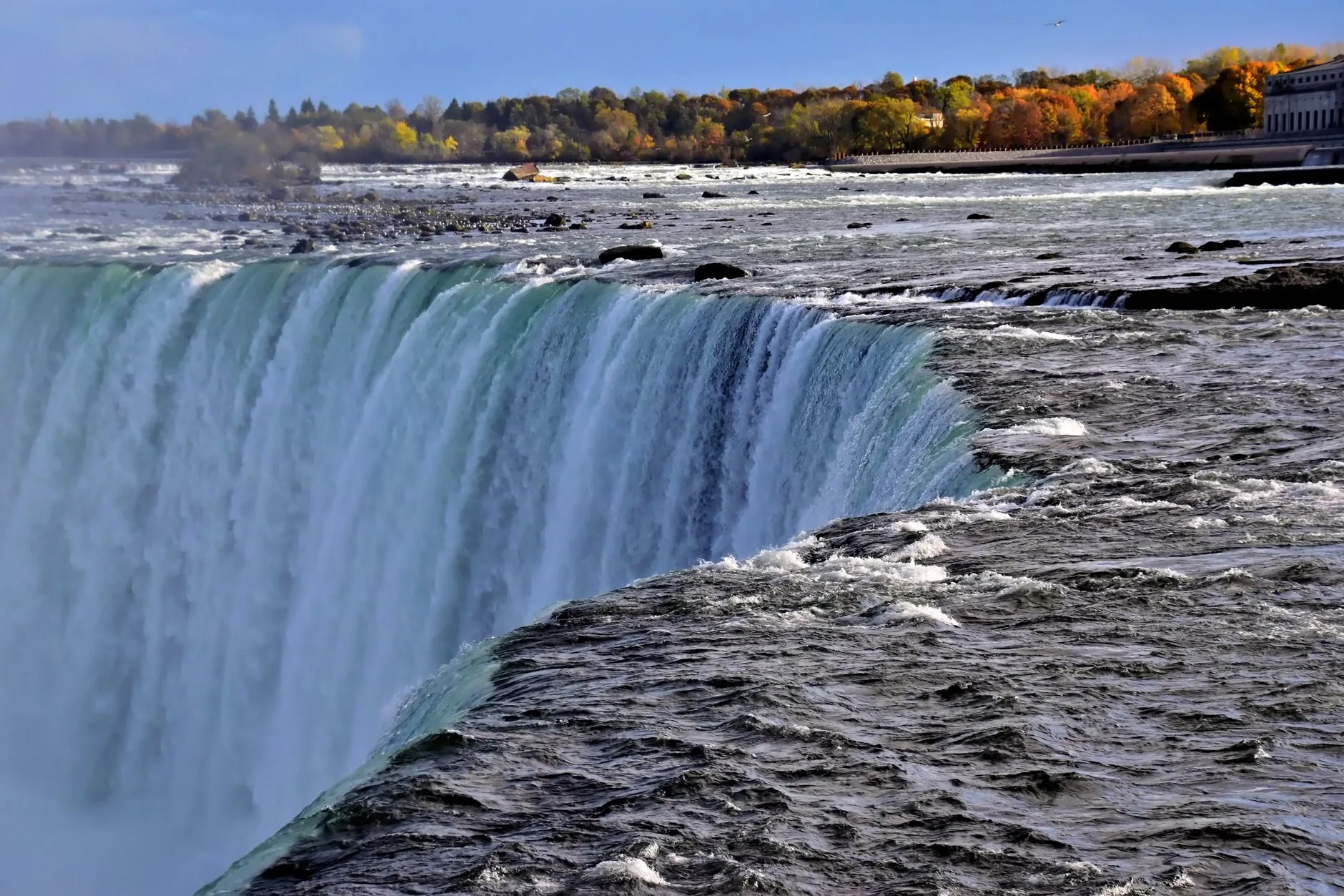 Les chutes du Niagara et leur panache de brume vus depuis la rive canadienne