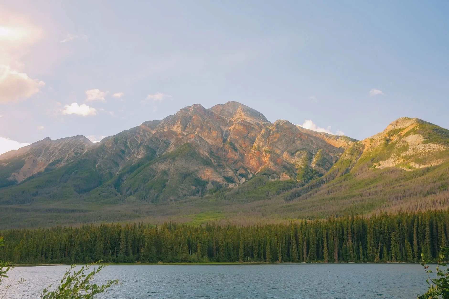 Lac, forêt de conifères et montagnes dans les Rocheuses canadiennes