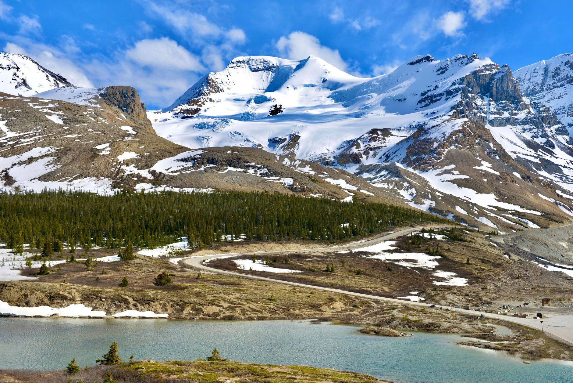 Route de l'Icefields Parkway bordée de montagnes dans les Rocheuses canadiennes