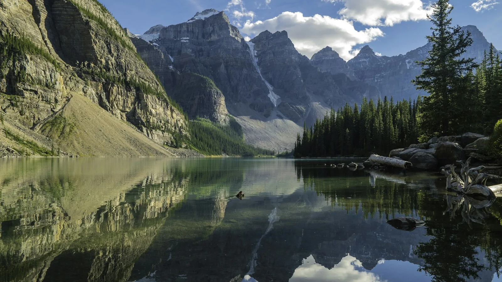 Lac de montagne turquoise entouré de sommets dans les Rocheuses canadiennes